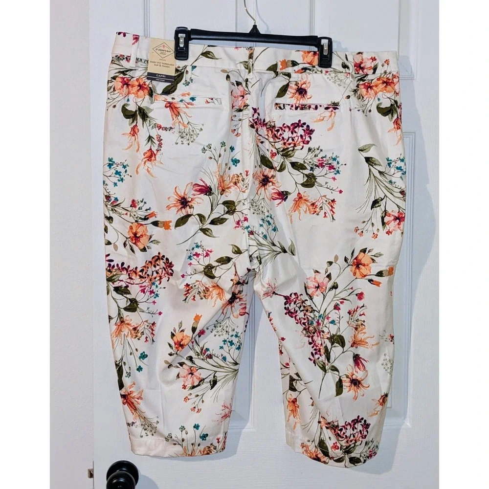 St. John's Bay Secretly Slender‎ Mid Rise Plus Capris Floral Size 24W NWT - Picture 2 of 8